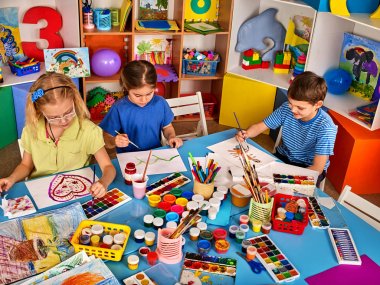 Küçük öğrenciler kız Sanat Okulu sınıfta boyama.