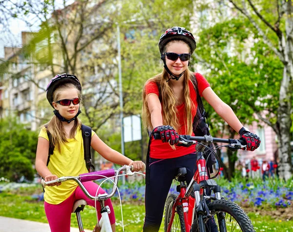 Radweg mit Kindern. Mädchen tragen Helm mit Rucksack . — Stockfoto