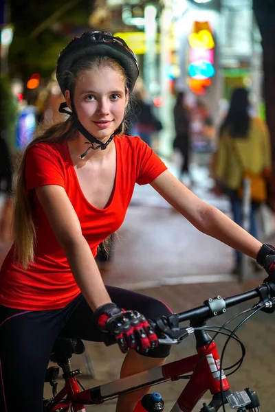 Городская ночная езда на велосипеде. Девушки в велосипедном шлеме . — стоковое фото
