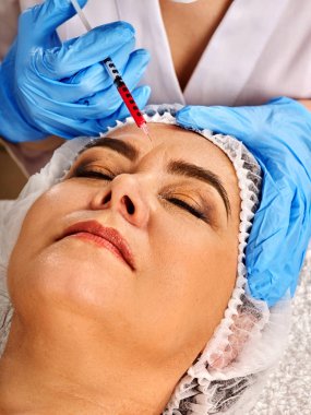 Dermal dolgu maddeleri dudaklar güzellik salonuyla spa içinde kadın.