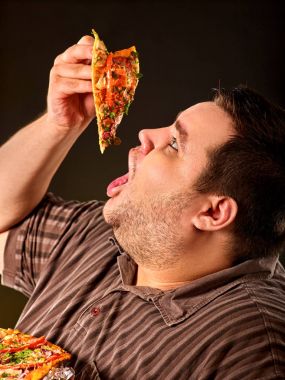 Şişman adam yemek lokanta dilim pizza. Kilolu kişi için kahvaltı.