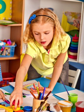 Küçük öğrenciler çocuk Sanat Okulu sınıfta boyama.