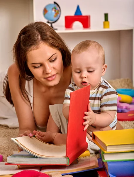 아이 어머니 아기 소년 바닥에 누워 책을 읽고. — 스톡 사진