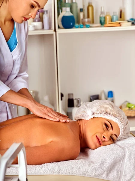 Trato de terapia de masaje. Mujer terapeuta haciendo terapia manual de nuevo . —  Fotos de Stock