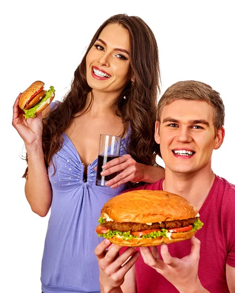 Casal a comer fast food. Homem e mulher tratam hambúrguer  . — Fotografia de Stock