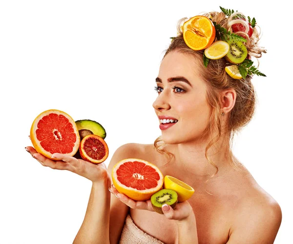 Taze meyve kadın kavramı için saç ve yüz maskesi. — Stok fotoğraf