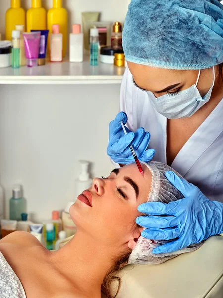 Iniezione di filler per la fronte della donna. Chirurgia estetica plastica facciale  . — Foto Stock