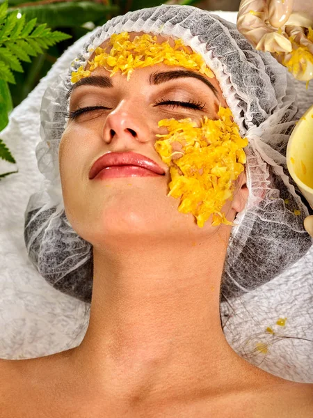 La máscara facial de los frutos para la mujer. Chica en sombrero médico . — Foto de Stock