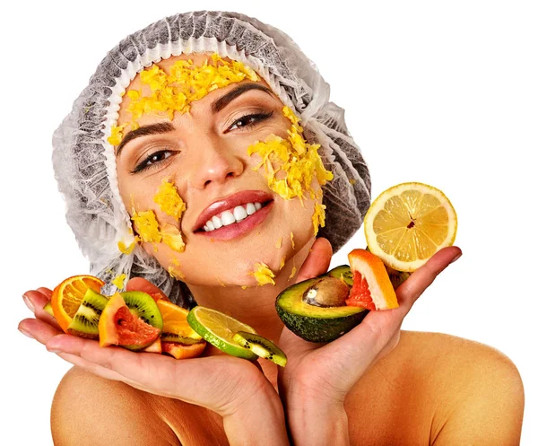 Obličejová maska z ovoce pro ženu. Dívka v klobouku lékařské. — Stock fotografie