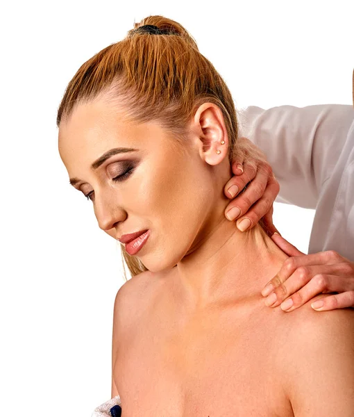 Schulter- und Nackenmassage für Frauen im Wellness-Salon. — Stockfoto