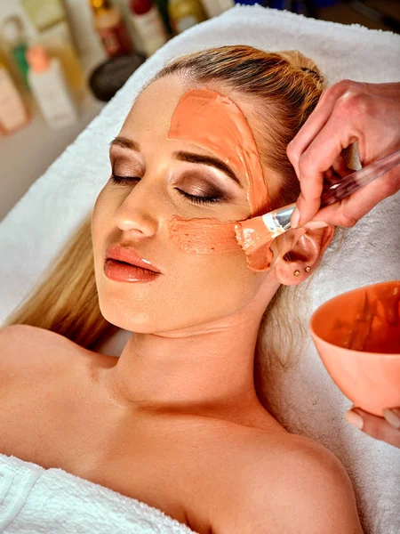 Kollagen ansiktsmask. Ansiktshud behandling. Kvinna som fick kosmetisk förfarande. — Stockfoto