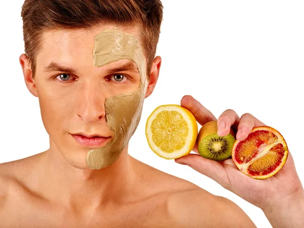 Gezicht man masker uit vruchten en klei. Gezicht modder toegepast. — Stockfoto