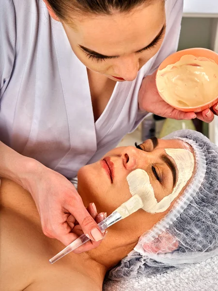 Kollagen ansiktsmask. Ansiktshud behandling. Kvinna som fick kosmetisk förfarande. — Stockfoto