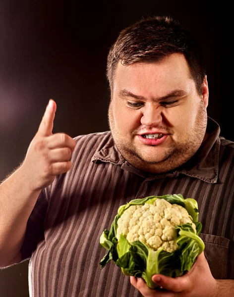 Diät fetter Mann ernährt sich gesund. gesundes Frühstück mit Gemüse. — Stockfoto