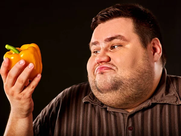 Diät fetter Mann ernährt sich gesund. gesundes Frühstück mit Gemüse. — Stockfoto