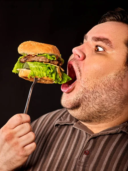 Şişman adam yemek lokanta hamberger. Kilolu kişi için kahvaltı.