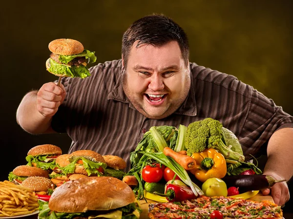 El hombre gordo de la dieta toma la opción entre la comida sana y no saludable . — Foto de Stock