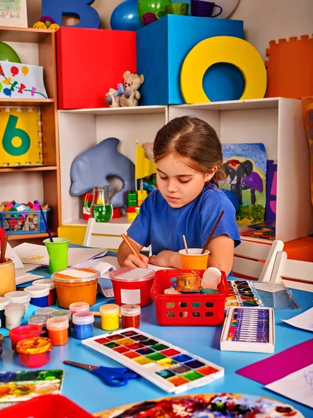 Pequeños estudiantes de pintura niña en la escuela de arte clase . —  Fotos de Stock