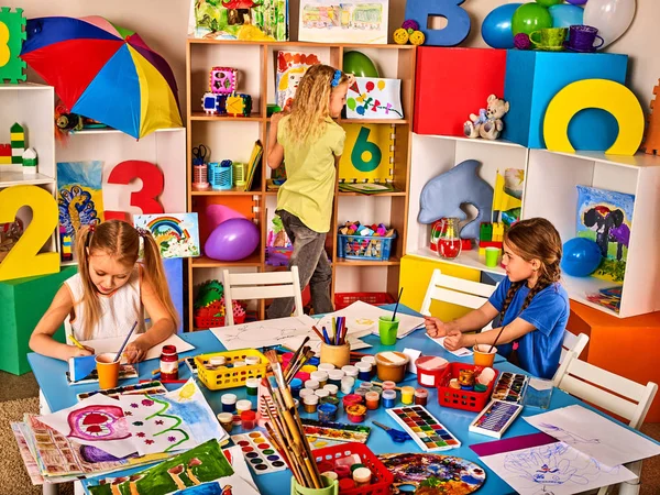 Kinder malen und zeichnen zusammen. Bastelstunde in der Grundschule. — Stockfoto