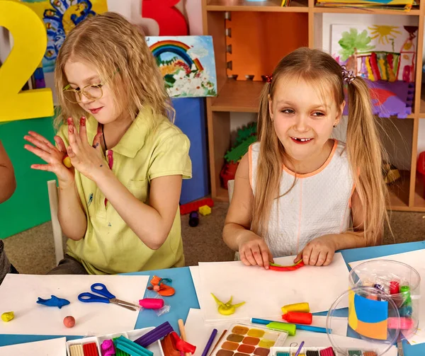 Plasticine modellering van klei in de klas van de kinderen op school. — Stockfoto