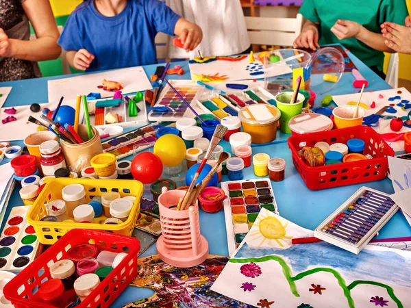 Kindergartentische und -stühle in Regalen für Spielsachen. — Stockfoto