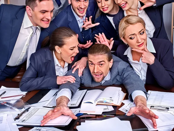 Geschäftsleute Büro. Team-Leute sind unzufrieden mit ihrem Anführer. — Stockfoto