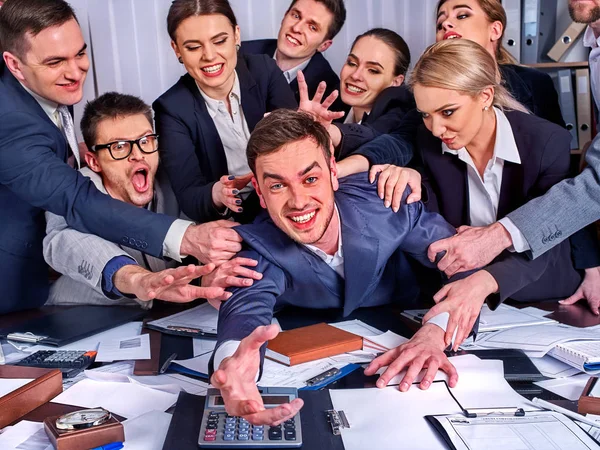 Geschäftsleute Büro. Team-Leute sind unzufrieden mit ihrem Anführer. — Stockfoto