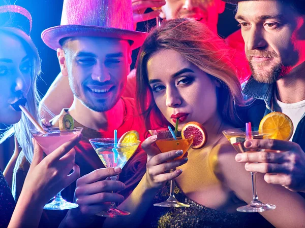 Cóctel con grupo de personas bailando y beber cóctel . — Foto de Stock