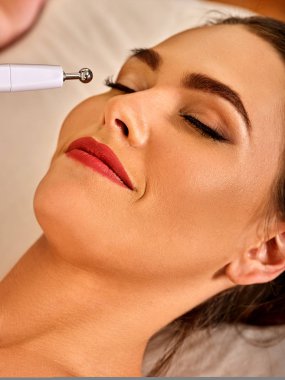 Yüz masajı Güzellik Salonu. Elektrik stimülasyon kadın Cilt Bakımı.