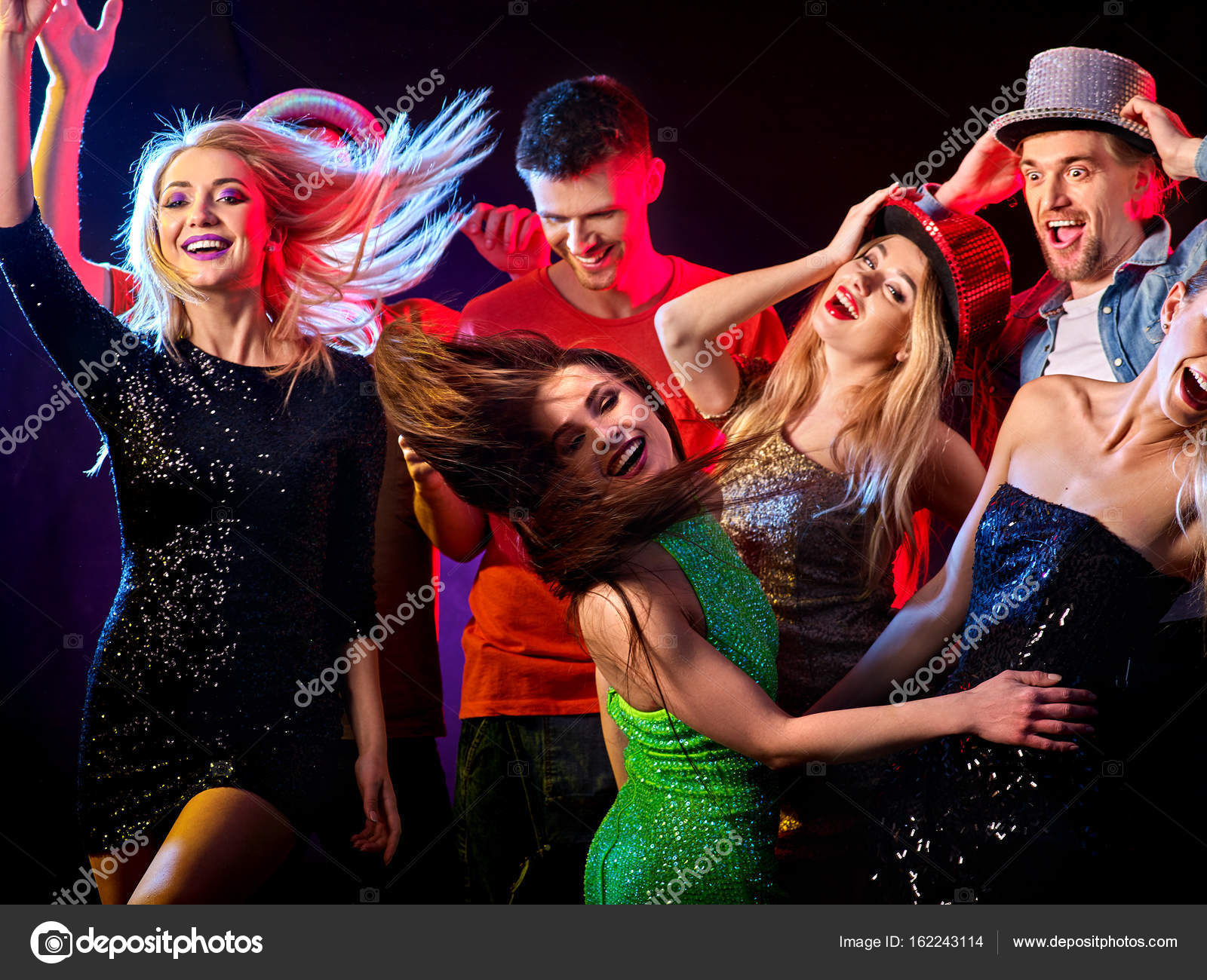 Tanzparty mit Tanzgruppen und Discokugel. - Stockfotografie