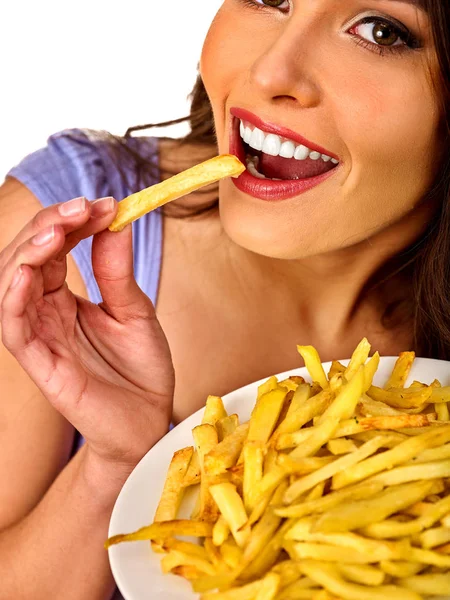 Frau isst Pommes auf Tisch. — Stockfoto