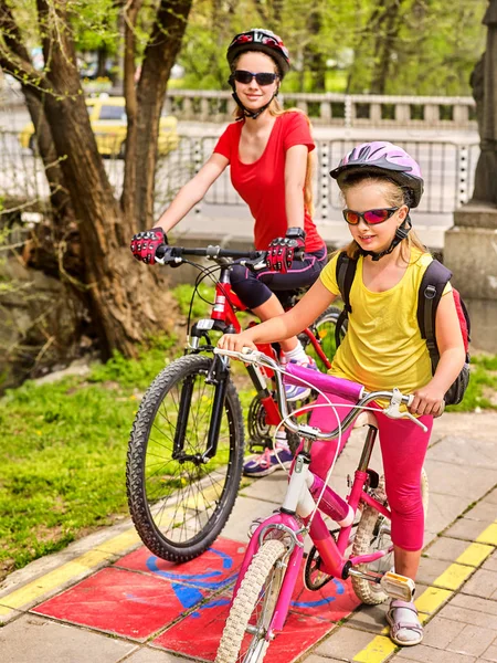 가족 자전거를 타고 배낭 자전거 차선에 자전거와 함께. — 스톡 사진