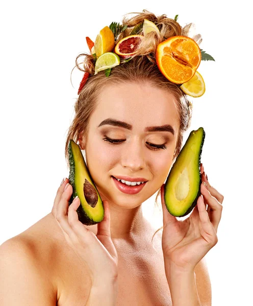 Mascarilla para el cabello de frutas frescas en la cabeza de mujer. Chica con cara hermosa . — Foto de Stock