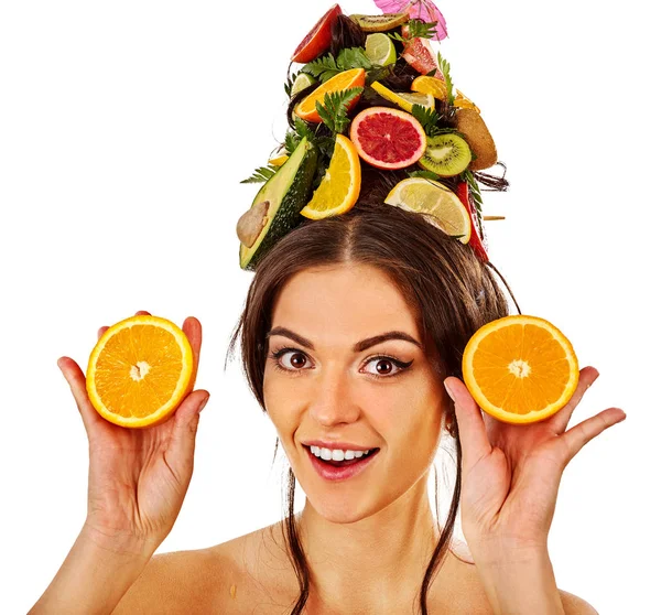 Mascarilla para el cabello de frutas frescas en la cabeza mujer . — Foto de Stock