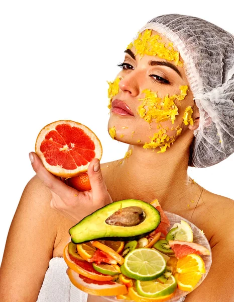 Máscara facial de frutos de mulher. Menina em chapéu médico . — Fotografia de Stock