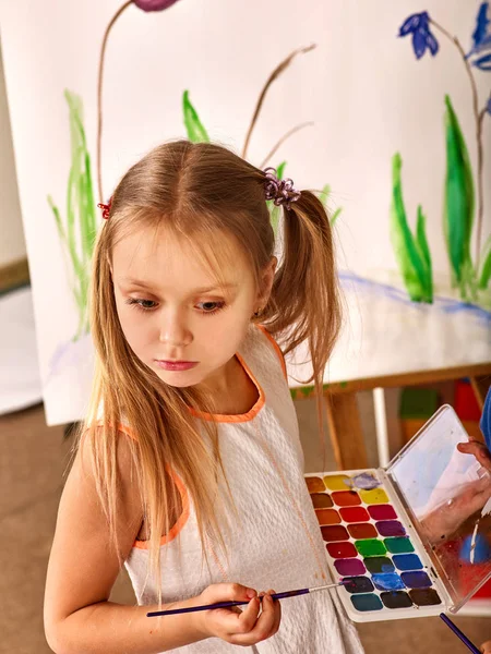 Bambini che dipingono il dito sul cavalletto. Gruppo di bambini con insegnante . — Foto Stock