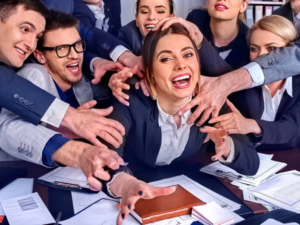 Escritório de empresários. As pessoas da equipa estão descontentes com o líder. . — Fotografia de Stock