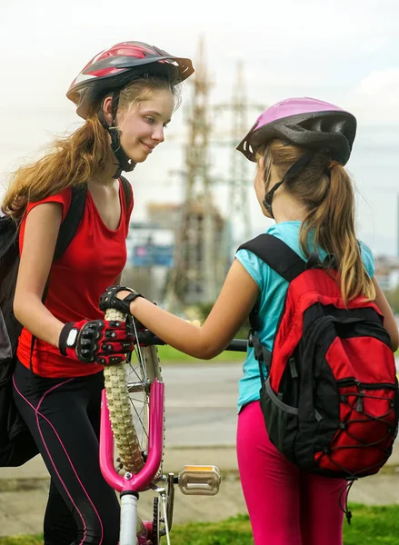 Mädchen fahren Fahrrad und pumpen Fahrradreifen auf. — Stockfoto