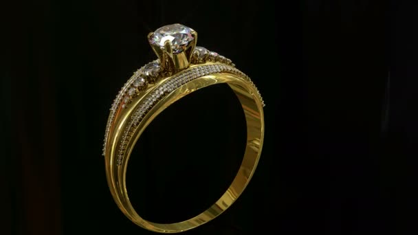 Zásnubní zlatý prsten s šperky drahokam válcování .
