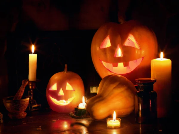 Halloween Jack O Lantern dyni głowy ułożone w noc Halloween. — Zdjęcie stockowe