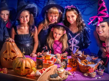 Cadılar Bayramı çocuklar tutan kadın ile kabak oyma .