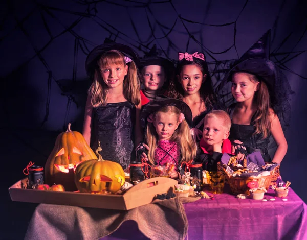 Halloween-Kinder mit geschnitztem Kürbis . — Stockfoto