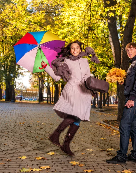 Verliebte Freunde amüsieren sich im Herbstpark. — Stockfoto