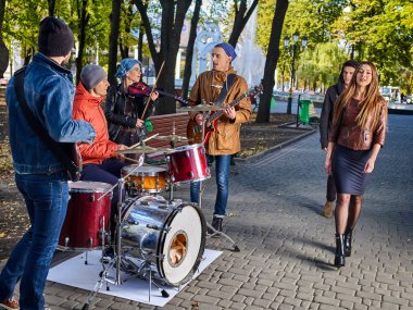 Festival müzik grubu. Aletleri şehir sonbahar Parkı üzerinde oynayan arkadaşlar.