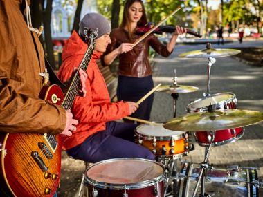Festival müzik grubu. Vurmalı çalgılar Şehir Parkı üzerinde oynayan arkadaşlar.