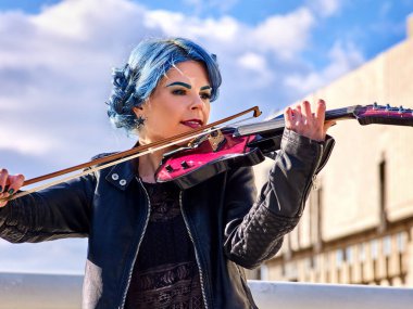 Kadın müzik keman park açık gerçekleştirin. Caz performans kız.