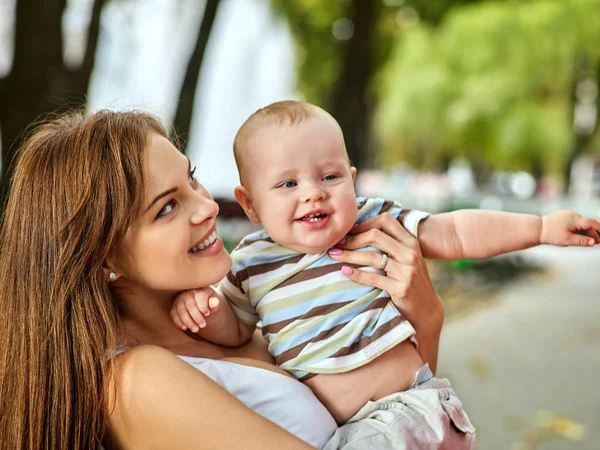Baby in park outdoor. Kid on moms hands. — Stock Photo, Image