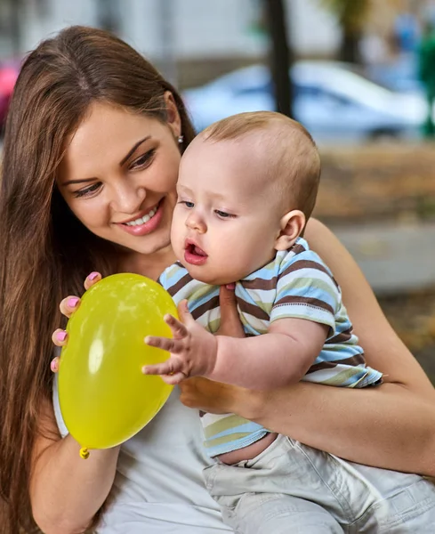 Primer cumpleaños ideas. Feliz madre y su bebé al aire libre . —  Fotos de Stock