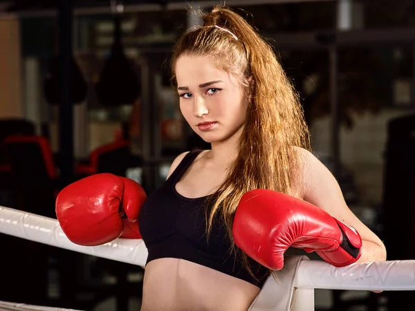 Mulher de treino de boxe na aula de fitness . — Fotografia de Stock