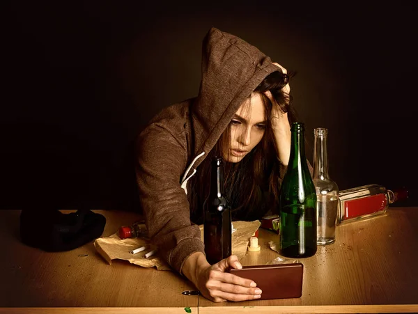 Vrouw alcoholisme is maatschappelijk probleem. Vrouwelijke drinken leiden tot slechte gezondheid. — Stockfoto